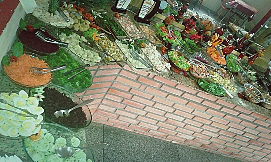 Esta é uma foto de uma parte do buffet, mais especificadamente na foto, o de saladas