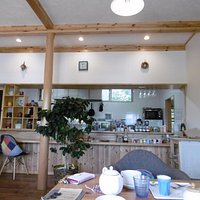 テーブルからみた厨房