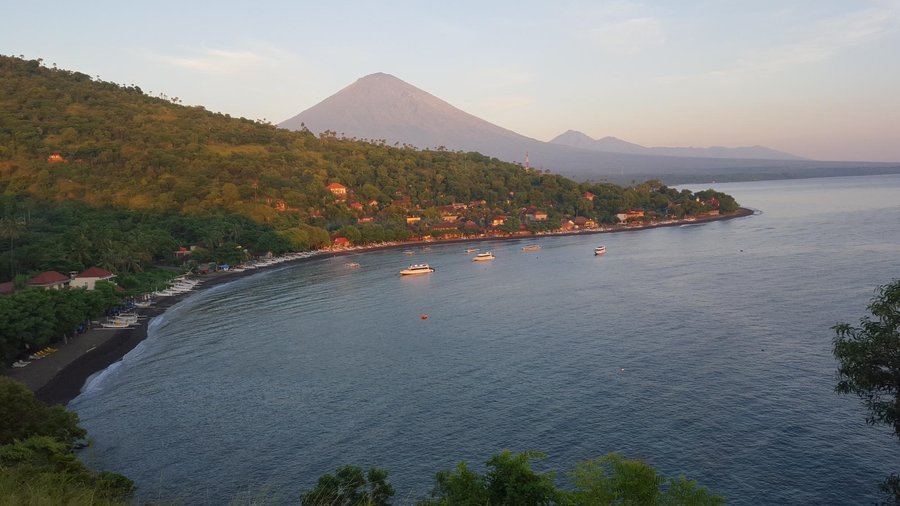 Jemeluk Bay