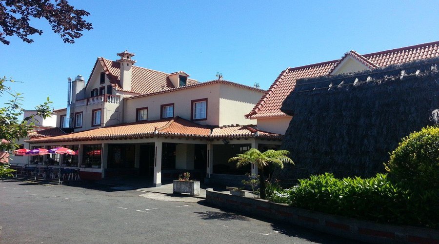 Area de Restaurante e Hotel Exterior