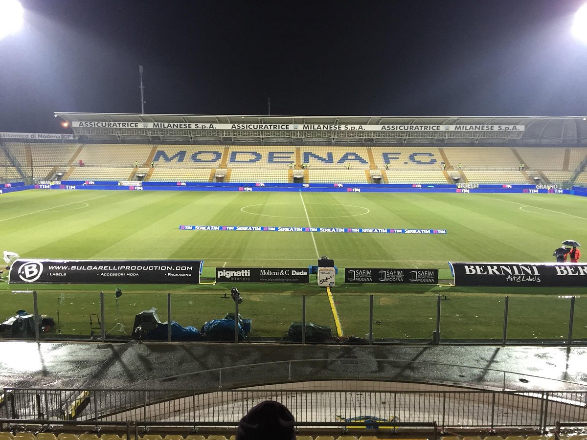 Modena celebrates the victory during the Italian soccer Serie B match Modena  FC vs Cagliari Calcio on February 03, 2023 at the Alberto Braglia stadium  in Modena, Italy (Photo by Luca Diliberto/LiveMedia