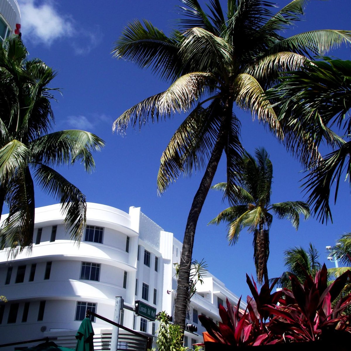 Apple Store, Lincoln Road Miami Beach, FL USA  Apple store, South beach  miami, Lincoln road