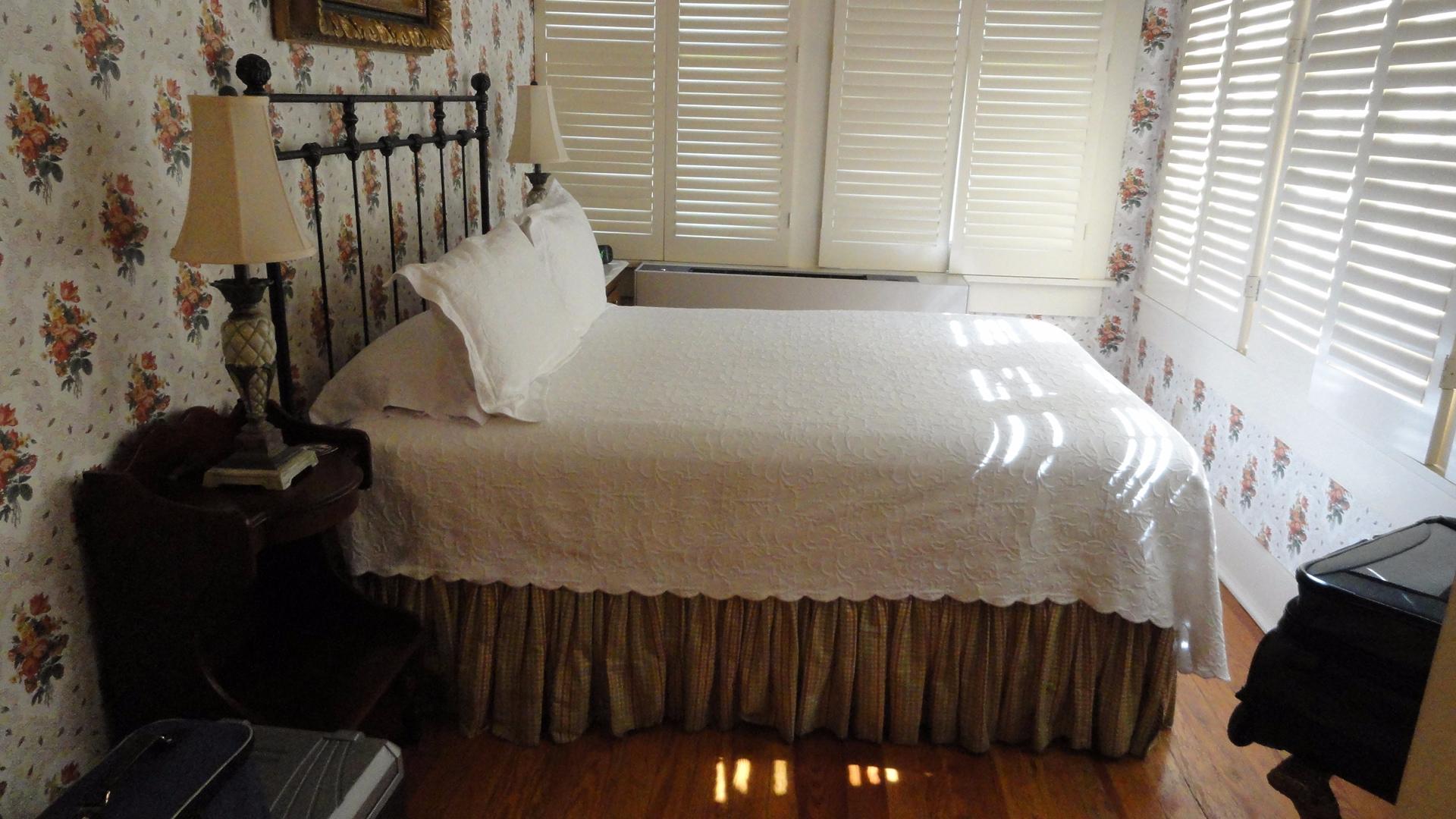 CAPTAIN HENDERSON HOUSE BED AND BREAKFAST - Prices & B&B Reviews ...