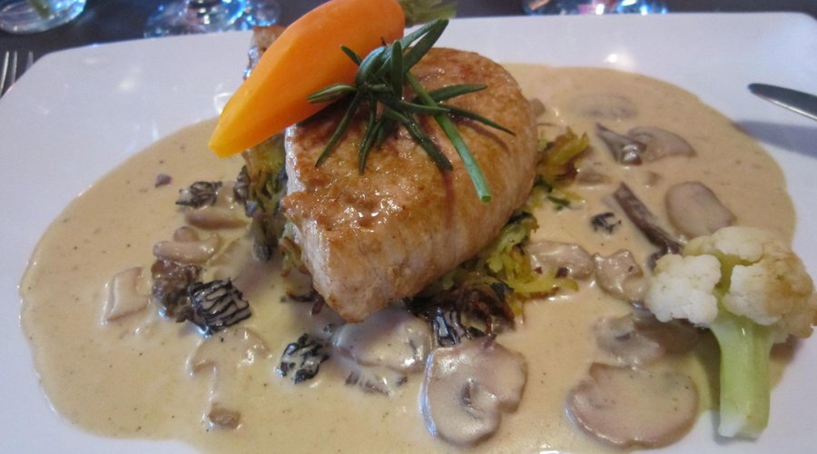 médaillon de veau sur velouté de volaille aux champignons et morilles