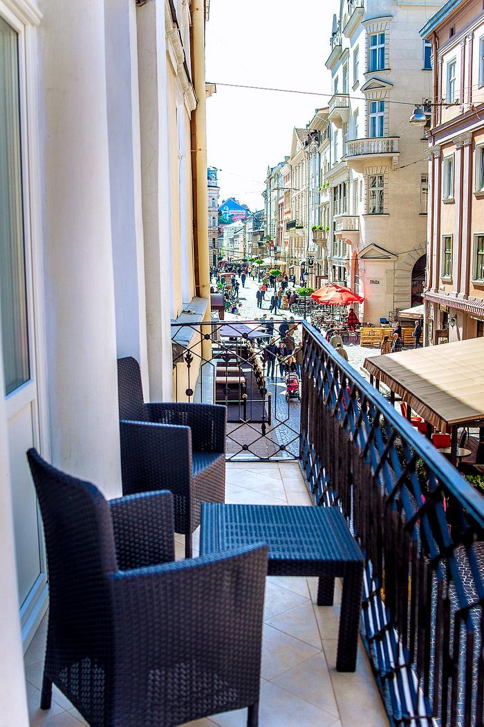 De Luxe Cafe building - Picture of De Luxe Cafe, Lviv - Tripadvisor