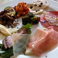 1. Gang des Vier-Gänge-Überraschungsmenüs: Antipasti