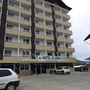 hotel e estacionamento