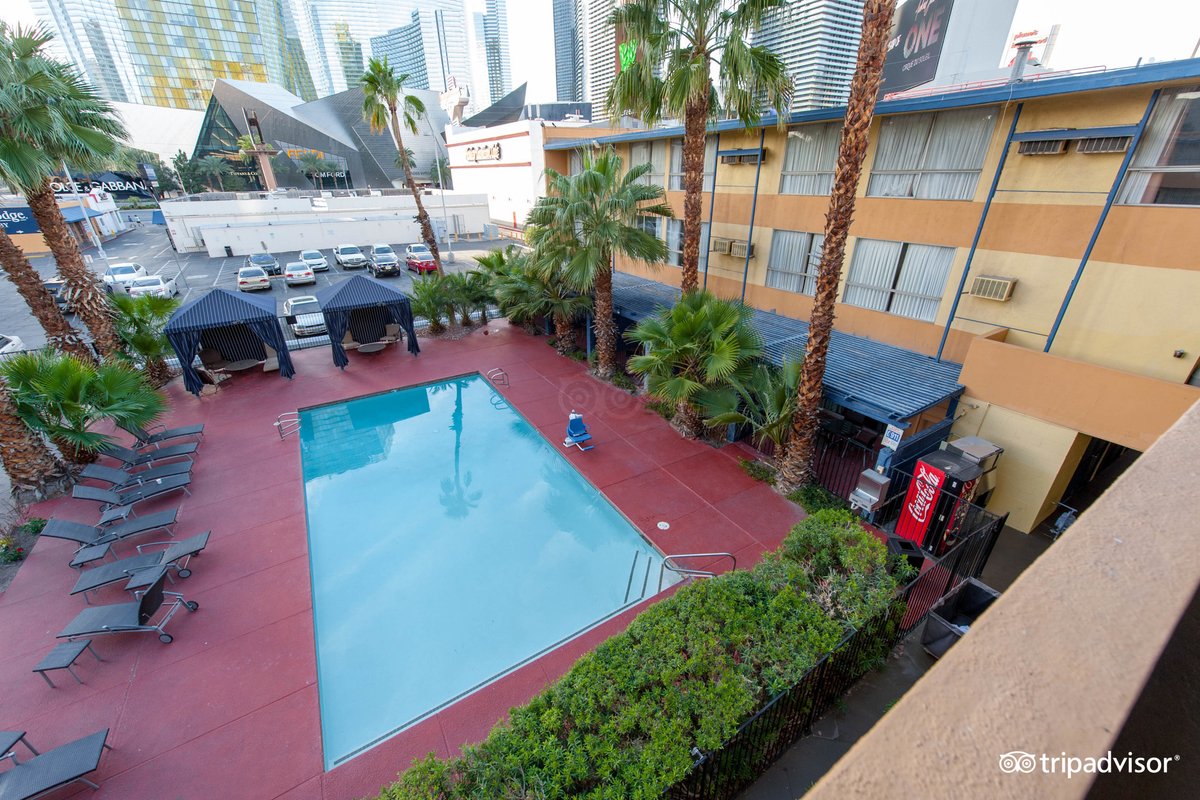 Travelodge by Wyndham Las Vegas Center Strip Pool: Pictures & Reviews ...