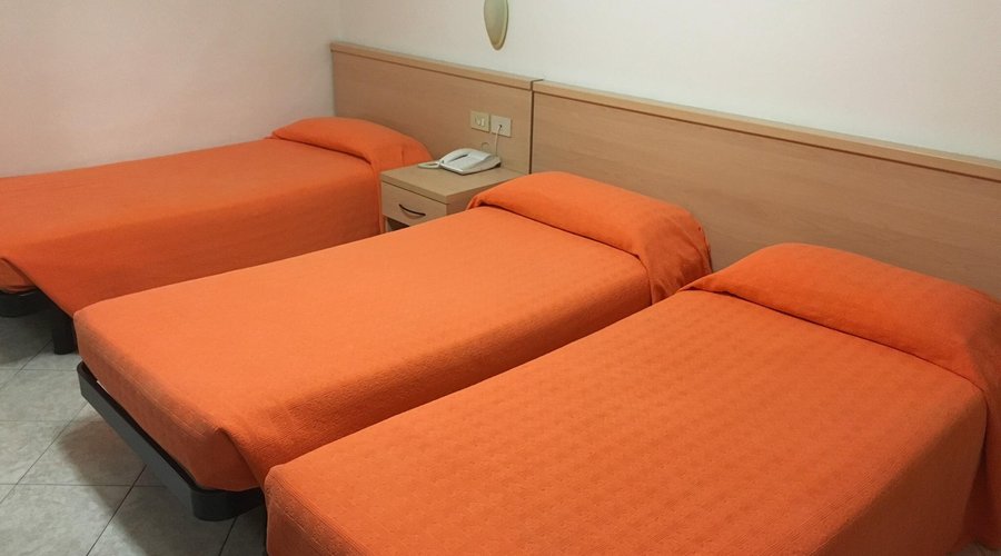 Chambre 119 3 lits individuelle avec des sanitaires corrects