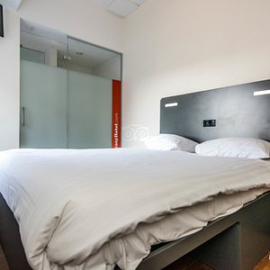 The Business Room at the easyHotel Rotterdam City Centre