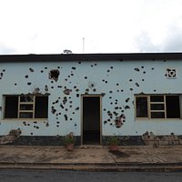 生々しい銃弾跡