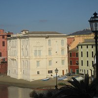 Il palazzo della Galleria Rizzi in riva al mare, nella Baia del Silenzio