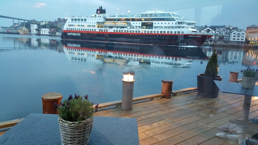 Hurtigruten ankommer