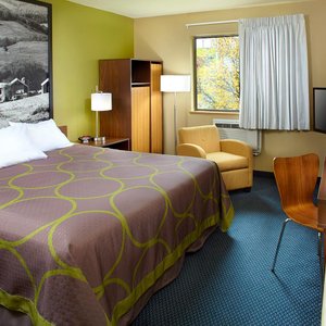 Traditional 1 King Bed Room with free buffet breakfast, refrigerator, and microwave 