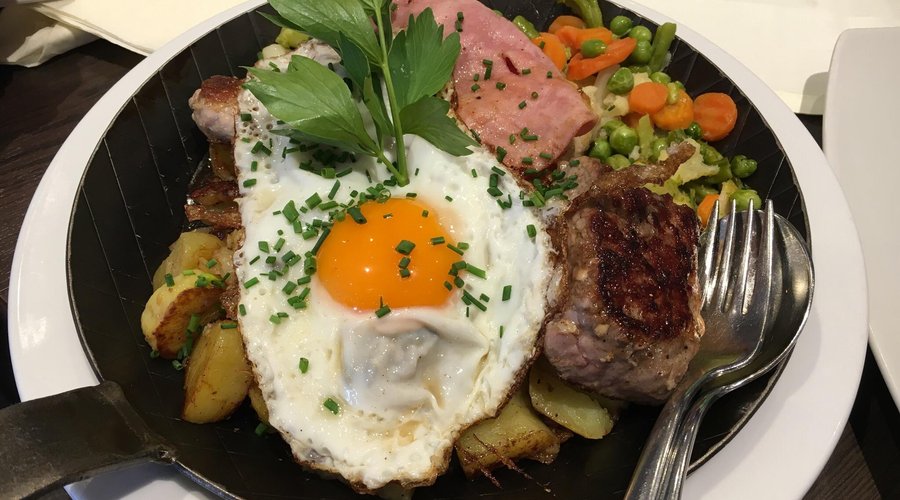 Pfanne mit Bratkartoffeln, Spiegelei, Gemüse und 3erlei Fleisch