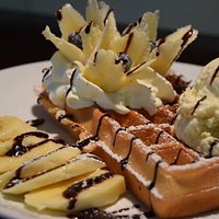 Frisch gebackene Waffeln mit Eis