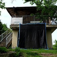 ちょっと古い展望台、下がトイレで左横の階段を登ります。