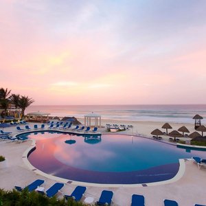 Freeform oceanside pool with some shallow areas. Loungechairs and beach towls free of charge