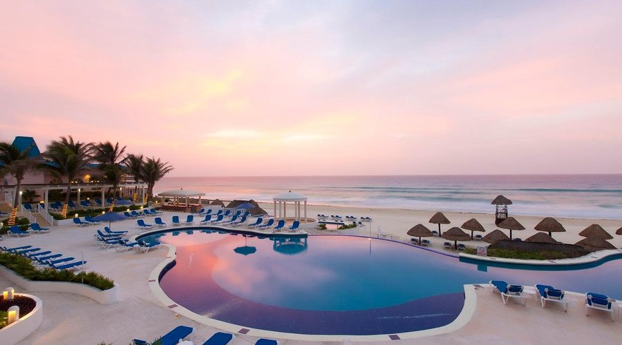 Freeform oceanside pool with some shallow areas. Loungechairs and beach towls free of charge
