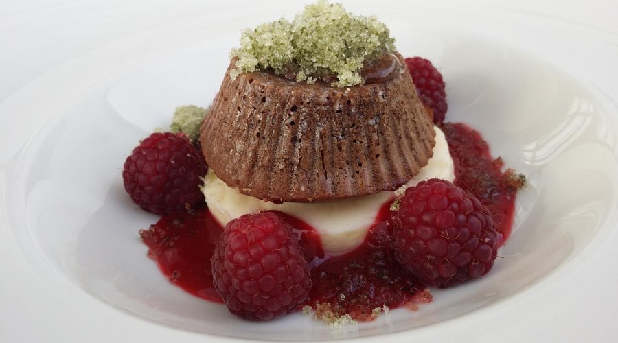 Fondant de chocolate con frutos del bosque y glasé de hierbabuena