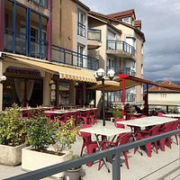 Devanture du restaurant en zone piétonne