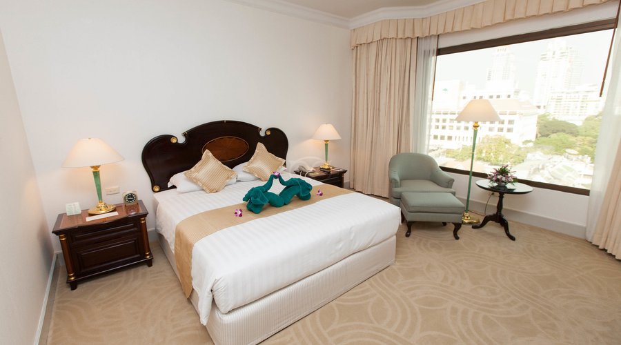 The Deluxe Corner Suite at the Evergreen Laurel Hotel
