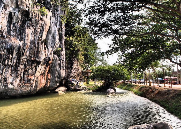 Khao Chaison Hot-Cold Water Ponds