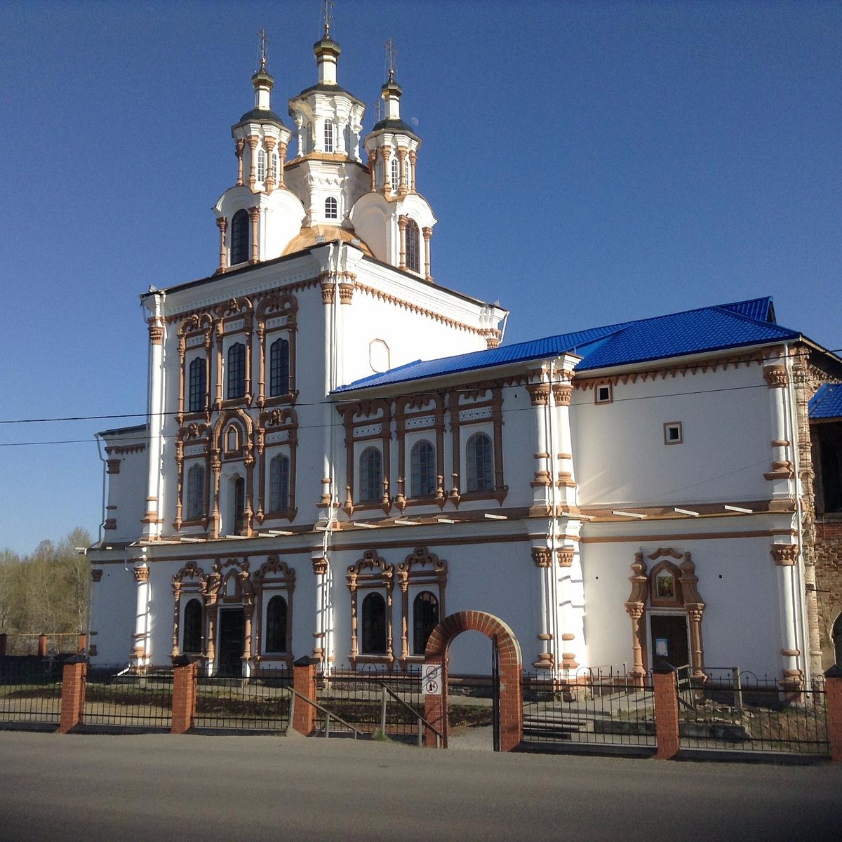 Введенский собор Карпинск фасад