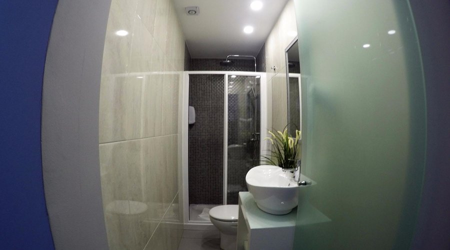 il bagno della nostra camera era piccolo ma pulito. Comodo lo spazio in doccia. Bagno cieco