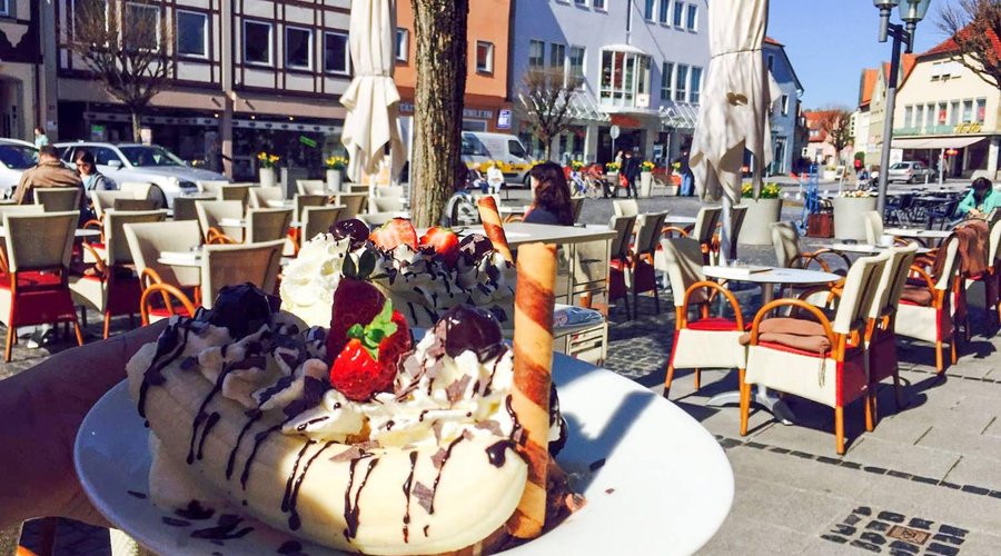 sonnige Außenterrasse mit dem leckeren Eis Banana Split!