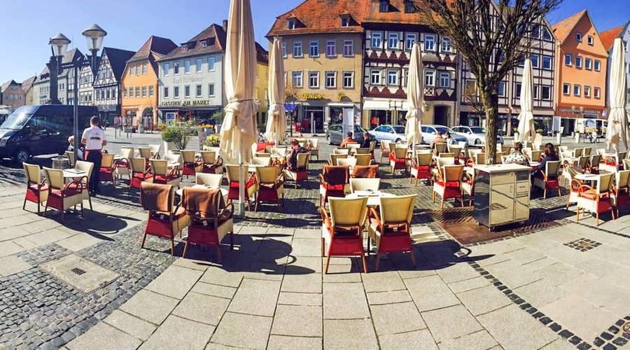 unsere Eisdiele mit einer großen Terrassen