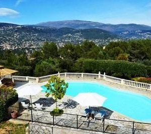 piscine de 17 m avec vue panoramique sur les collines de Cabris, Grasse