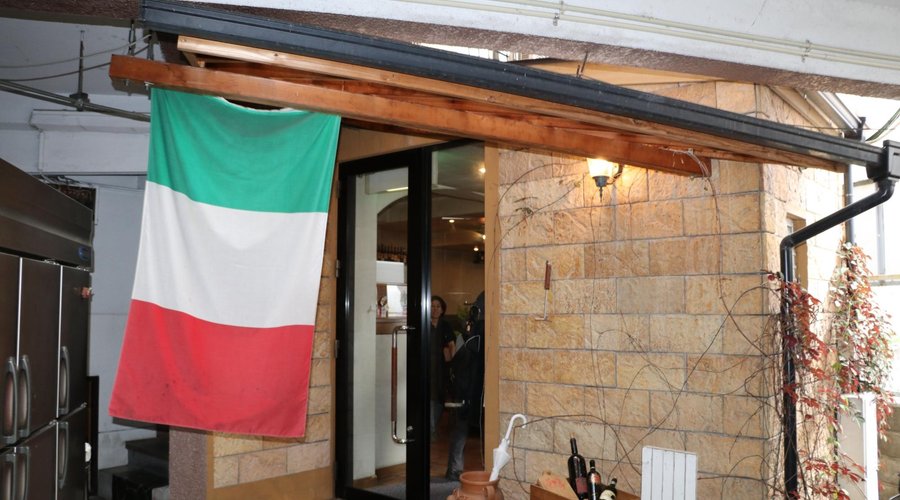 裏口にもイタリアンの店主張があります