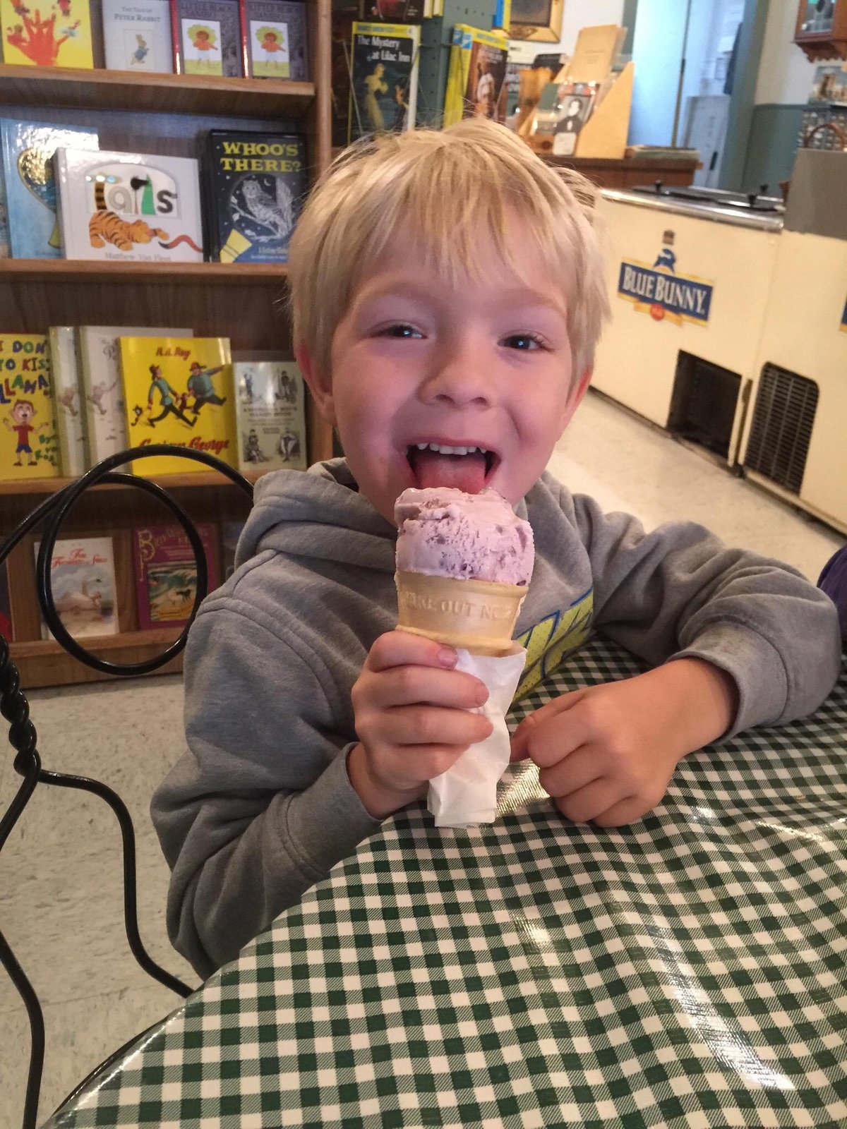 BECKY'S OLD FASHIONED ICE CREAM PARLOR & EMPORIUM, Hannibal ...