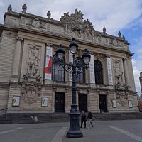 Place du Theatre met Opera