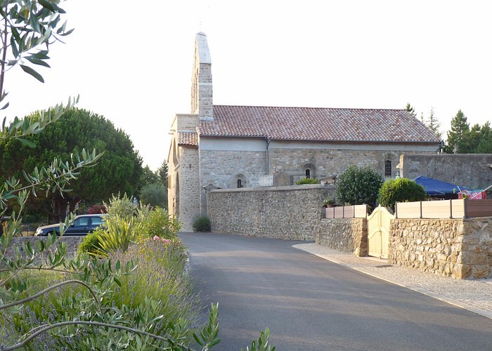 L'église Saint-Pierre aux Liens de Fabras (vue extérieure)