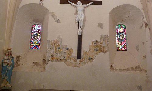 Intérieur de l'abside avec peintures mises au jour