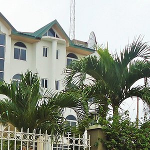 safari hotel abuakwa contact number