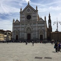 Piazza di Santa Croce met links het standbeeld van Dante Alighieri