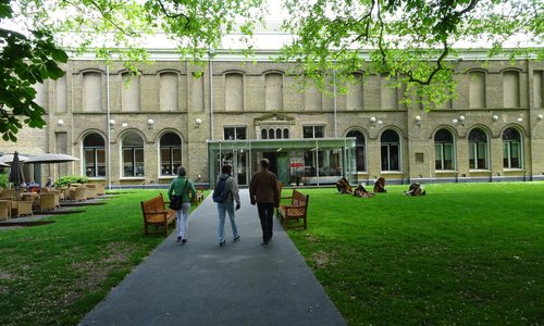 Het museumgebouw met een stukje tuin