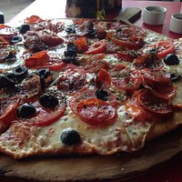 Pizza armada con nuestros ingredientes, tamaño grande. Buena opción para compartir.