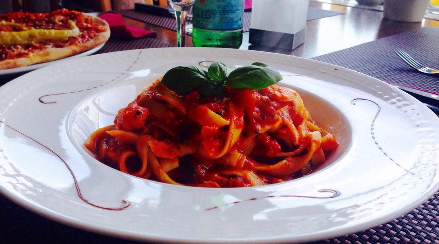 Wie in Italien! Pizza mit dünnem Boden, Pasta in vielen Variationen und ein toller Hauswein. Wir