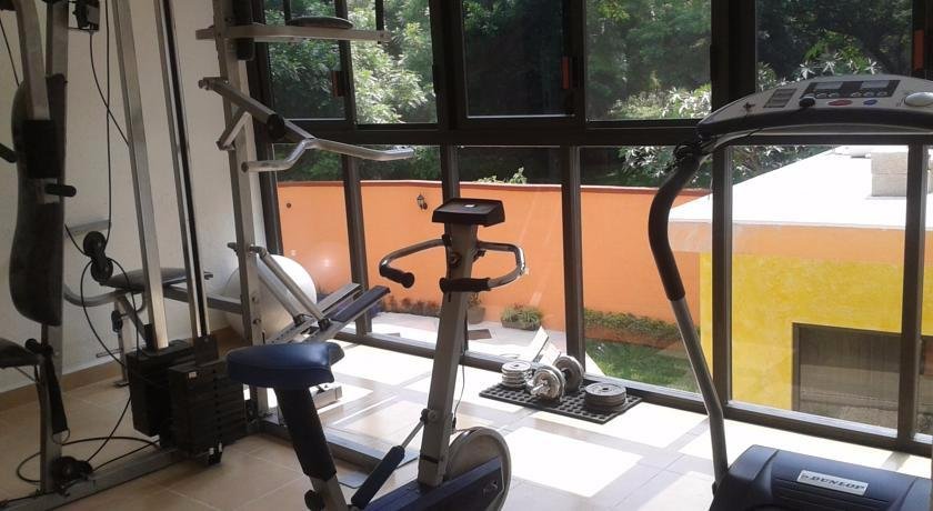 El gimnasio cuenta con caminadora, bicicleta fija, pesas, pelota y tepete de pilates.