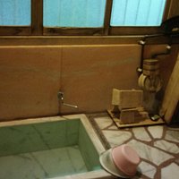 美術館なのに、超~レトロな賭け流し温泉。思わず、穂ぉ~!と頷ける重要文化財のお家のお風呂!しぶい!