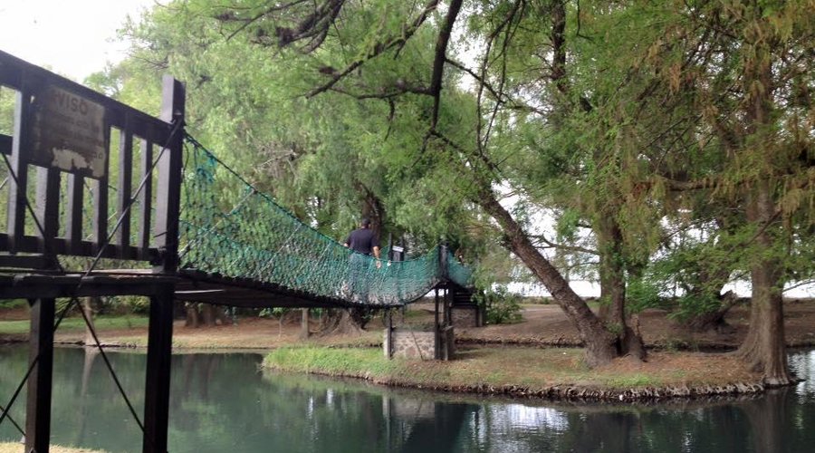 Puente colgante para poder cruzar al final del Parque