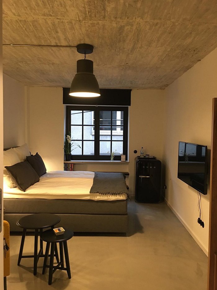 Square rooms. Комната в Германии. Комната немца. В спальне у немцев. Комнаты на немецком.