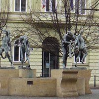 фонтан расположен на Сеноважной площади, напротив отеля Zlata Vaha