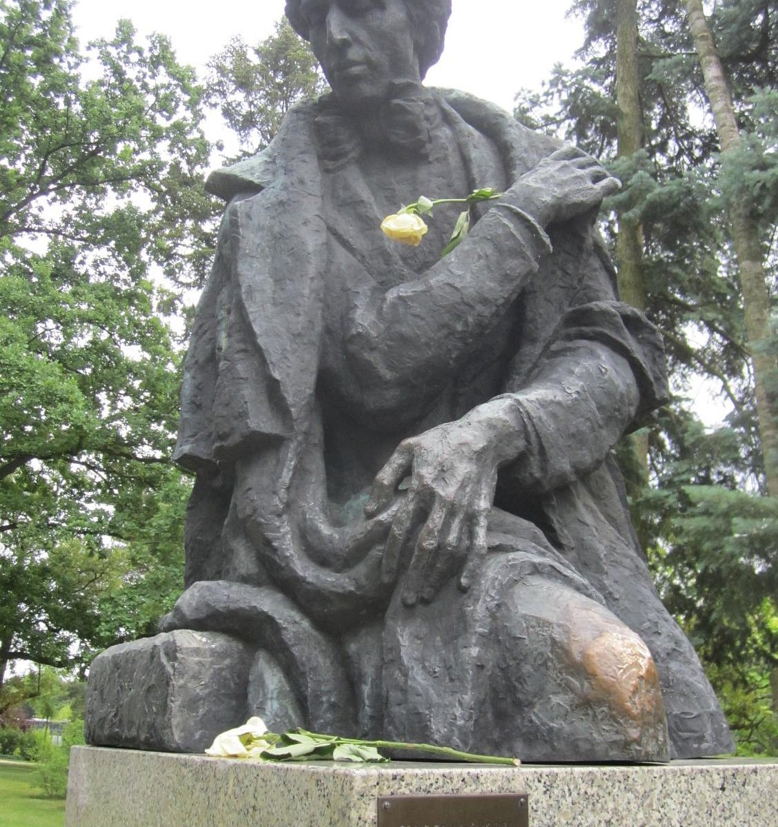 Памятник шопену. Фредерик Шопен памятник. Памятник Шопену в Варшаве. Памятник Шопену (Познань). Памятник Шопену в Польше.