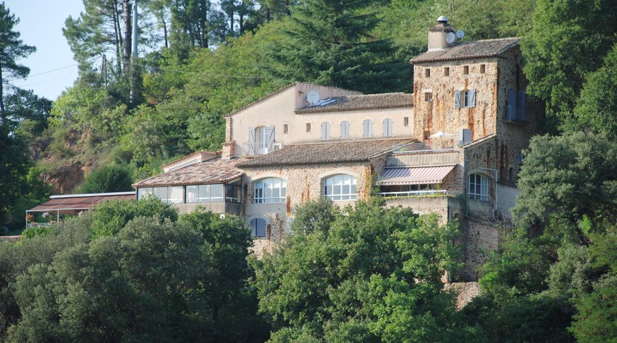 Hôtel vue depuis la Vallée des Camisards - Hôtel Les 3 Barbus 4**** près d'Anduze dans le sud du Parc National des Cévennes.
