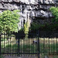 Grillage entourant la grotte